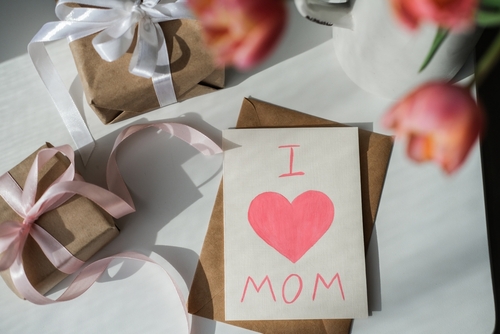 caixas de presente com um cartão de presente - produtos para vender no Dia das Mães - Assaí Atacadista