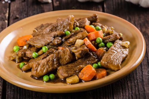 carne de porco picada em um prato com cenoura e ervilha - Assaí Atacadista - cortes de carne