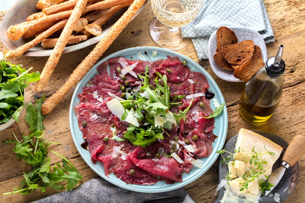 carpaccio de carne com molho de mostarda - receitas sofisticadas - Assaí Atacadista