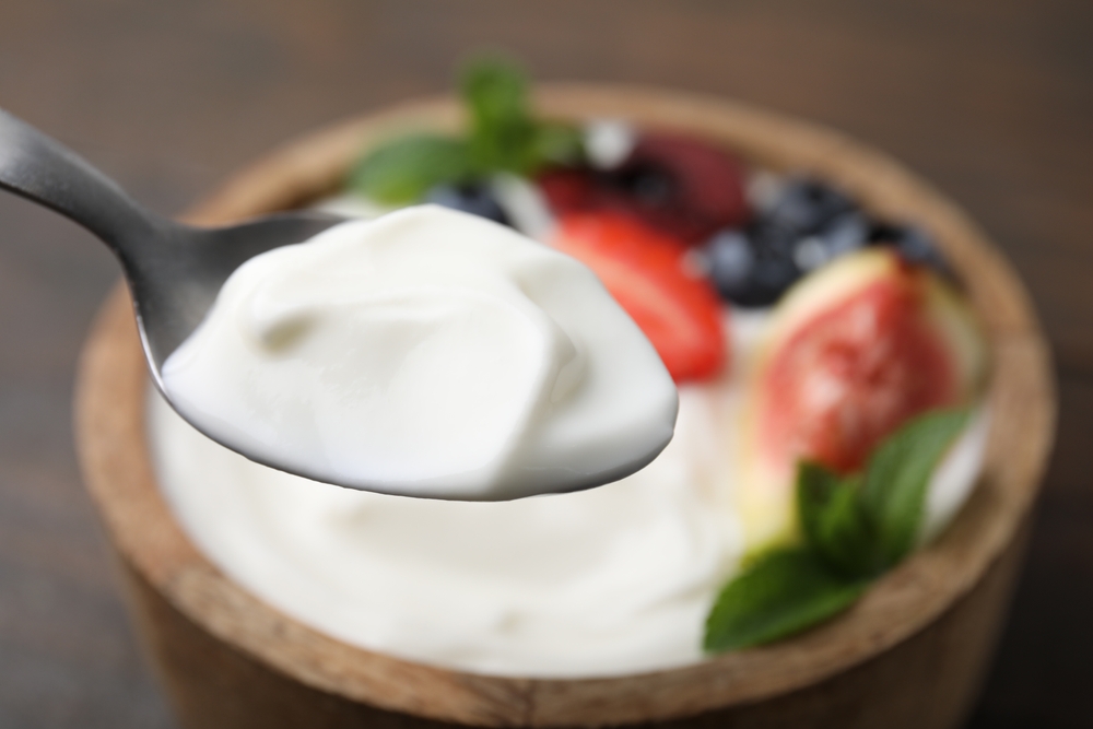colher com iogurte - beneficios do iogurte - Assaí Atacadista