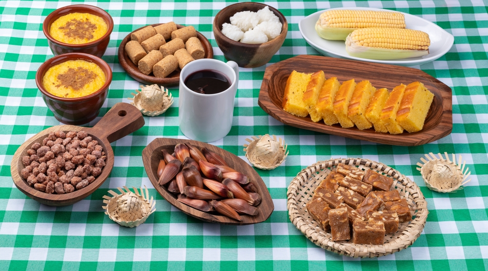 comidas típicas de São João em uma mesa - renda extra junina - Assaí Atacadista