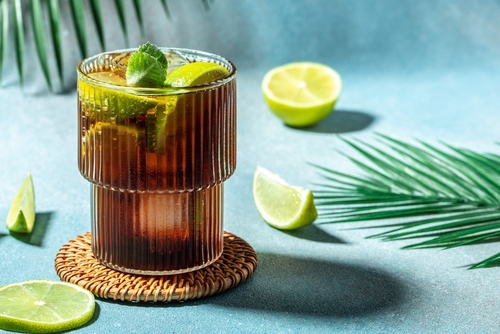 copo com cuba libre com fatias de limão - drinks natalinos - Assaí Atacadista
