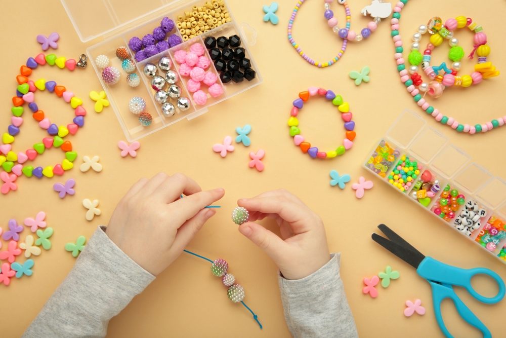 crianças brincando com miçangas - presentes para crianças - Assaí Atacadista