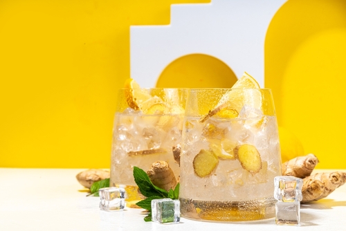 dois copos de vidro com kombucha de limão e gengibre - Assaí Atacadista