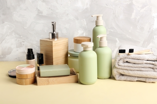 embalagens de produtos de higiene acompanhados de toalhas e escovas de dente - produtos de autocuidado - Assaí Atacadista