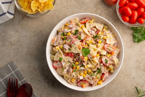 forma redonda com salada de macarrão - receitas de Páscoa - Assaí Atacadista