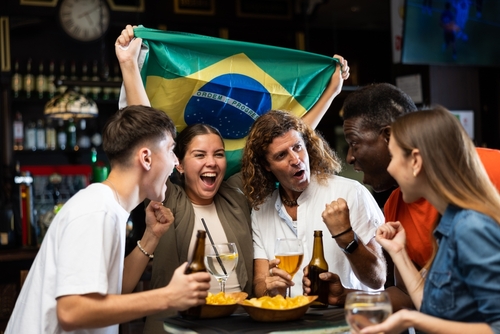 grupo de fãs de futebol torcendo para o brasileirão assaí 2023 - assaí atacadista