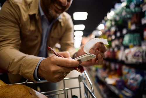 homem segurando lista de compras em um mercado - cardápio de Páscoa - Assaí Atacadista