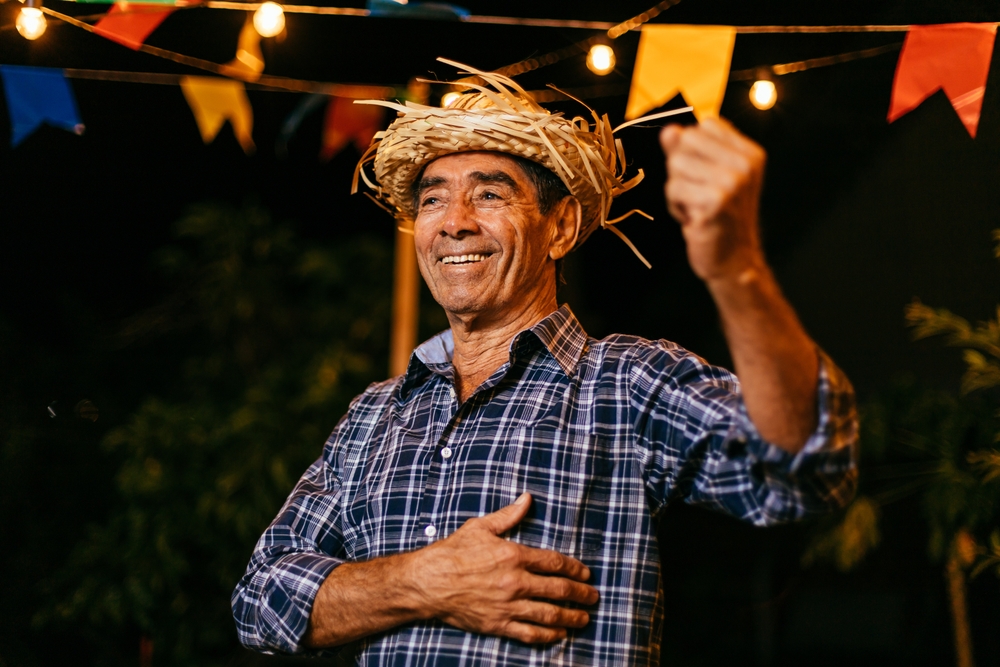 idoso feliz no São João - festa inclusiva - Assaí Atacadista