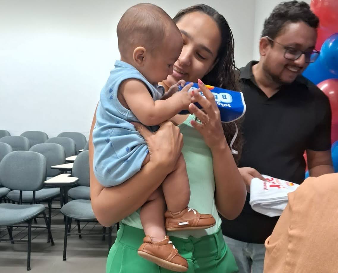 Kawane Diniz com seu filho João Benício no colo-bebê Assaí Atacadista
