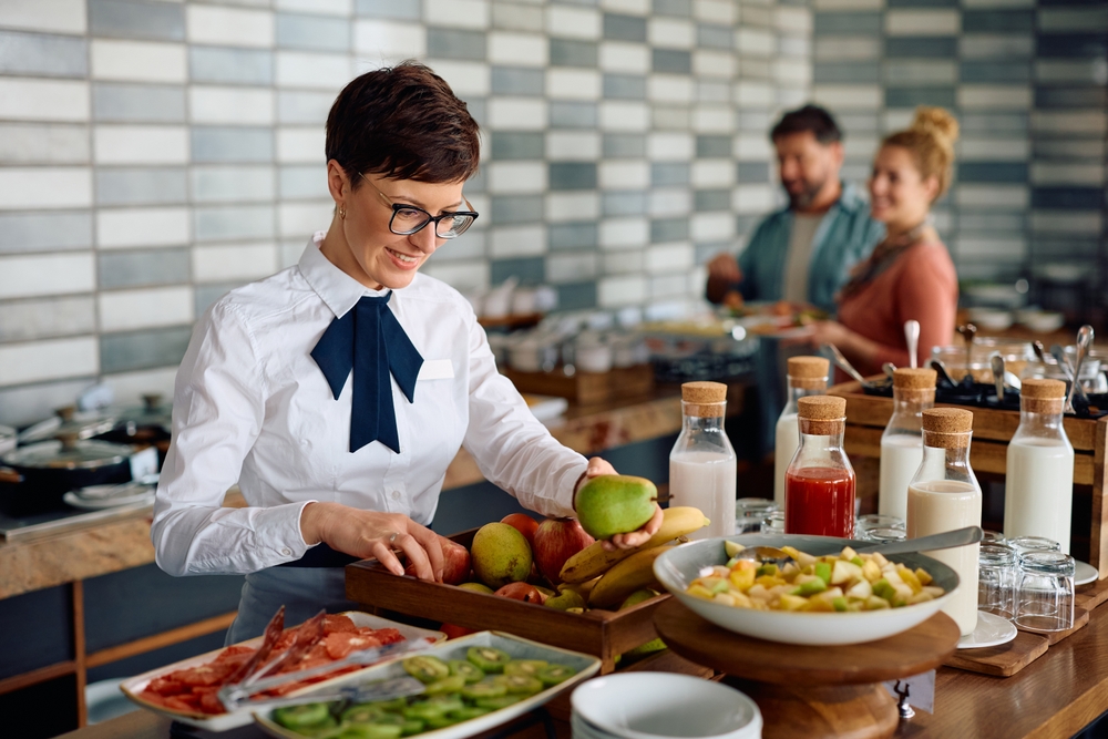 mulher branca funcionária de um buffet de alimentos - Assaí Atacadista