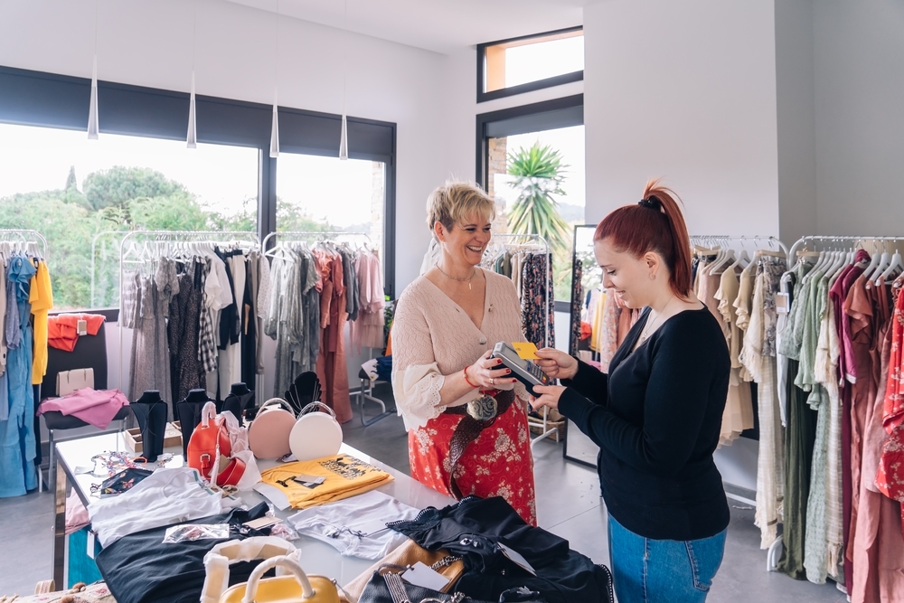 mulher comerciante e cliente em uma loja de roupas - comércio local - Assaí Atacadista