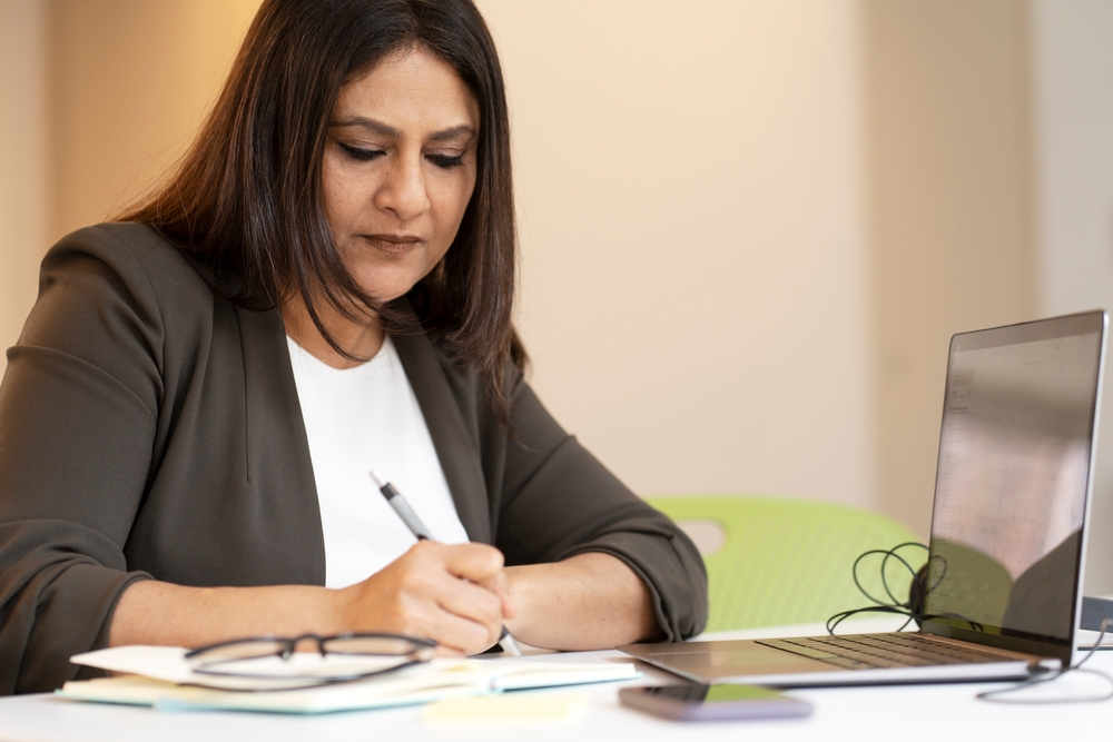 mulher concentrada estudando com um notebook - monetizar hobby - Assaí Atacadista