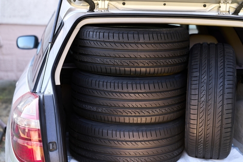 pneus no porta-malas de um carro -Assaí Atacadista - Cartão Passaí