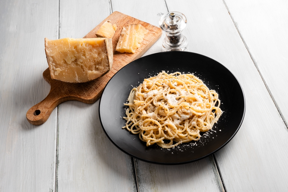 prato preto com macarrão cacio e pepe - receitas sofisticadas - Assaí Atacadista.