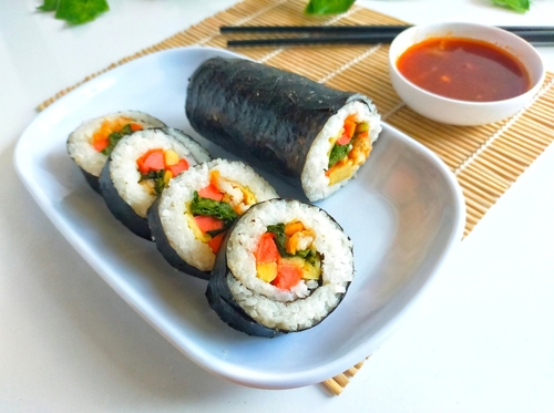 receitas de desenhos - prato com kimbap, molho e hashi - Assaí Atacadista