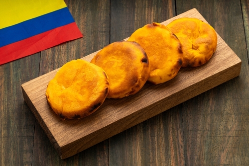 receitas de desenhos - tábua com arepas e a bandeira da Colômbia - Assaí Atacadista