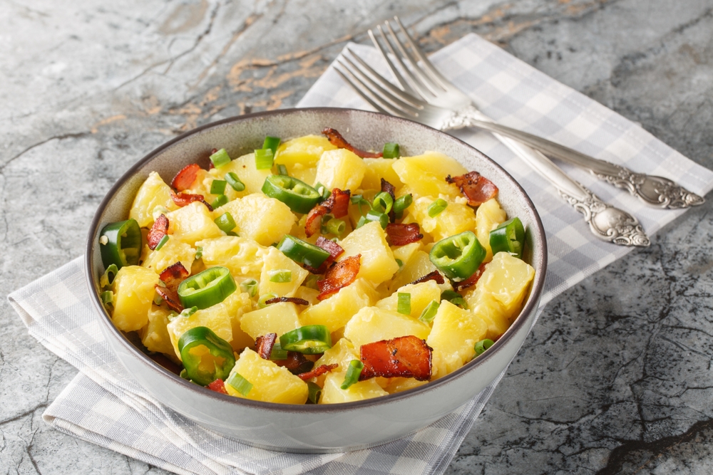 salada de batata com bacon em um prato - bacon saudável - Assaí Atacadista