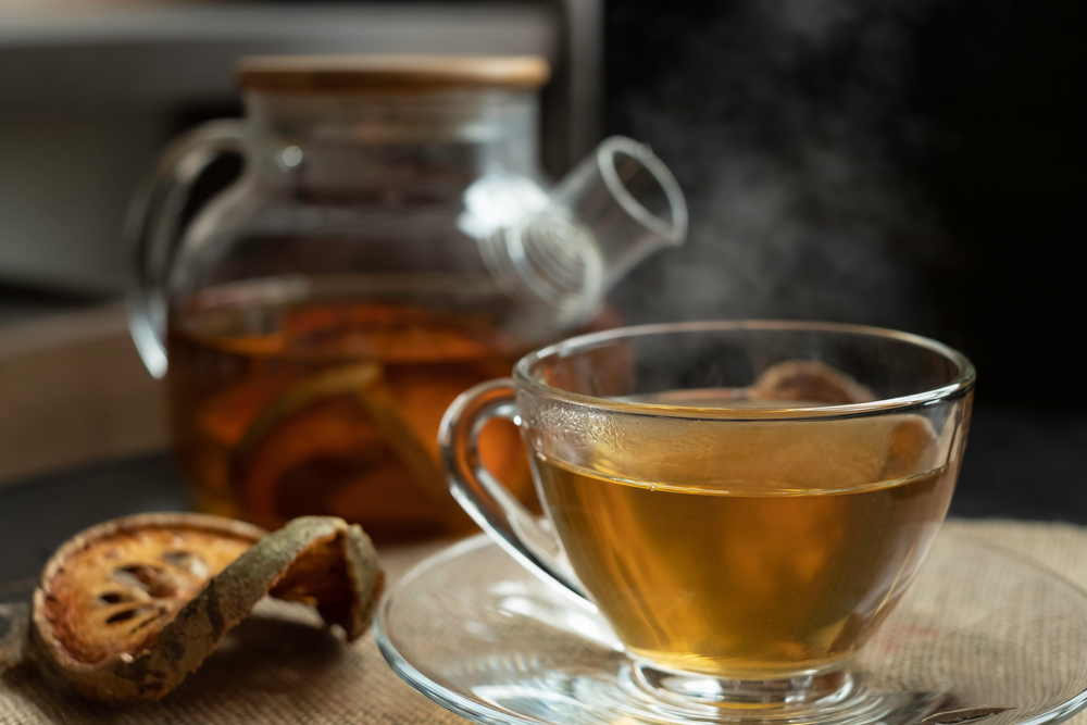 xícara e bule com chá para tomar no outono - Assaí Atacadista