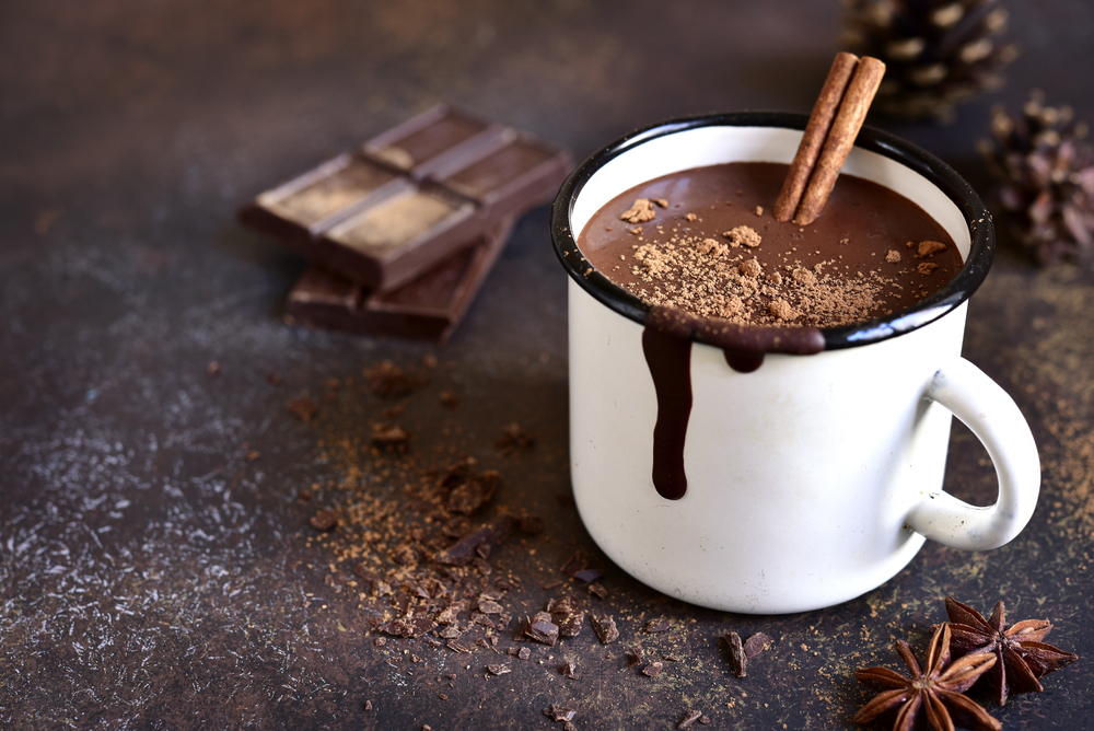 Chocolate quente com paçoca - bebidas de inverno - Assaí Atacadista