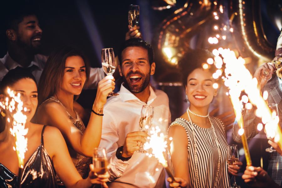 amigos diversos de social em uma festa de ano novo com fogos de artificio - assaí atacadista