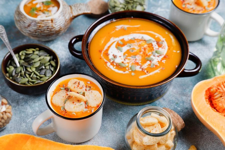 bowl e xícara com sopa - receitas de outono - Assaí Atacadista