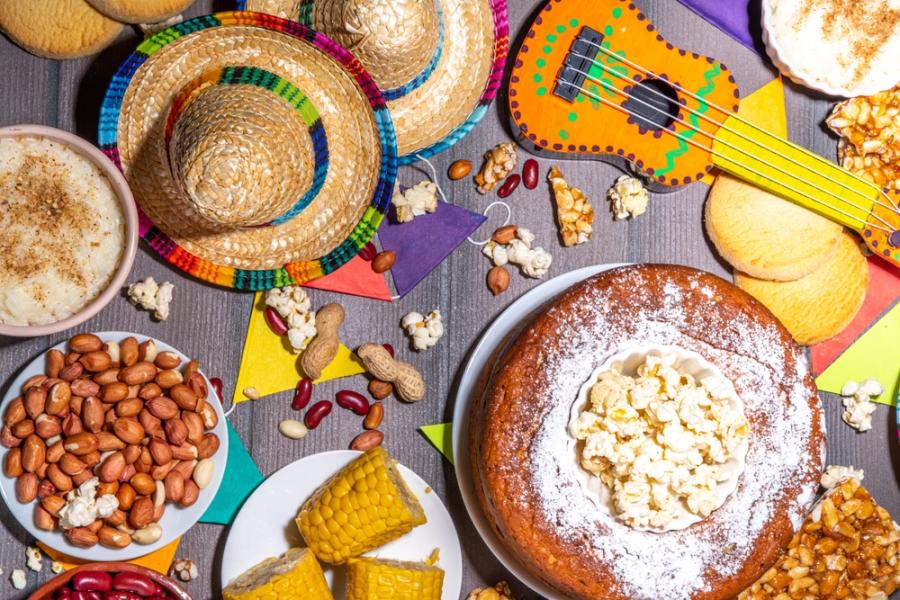 mesa com comidas de festa junina e decorações - Assaí Atacadista
