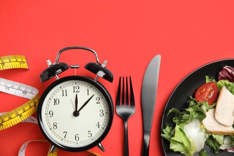fundo vermelho com fita métrica relógio e prato de comida - receitas rápidas - Assaí Atacadista