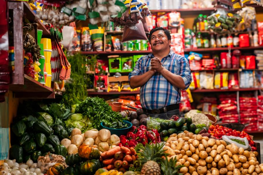 homem da terceira idade agradecido pelo seu comércio de bairro com variedade de produtos - Assaí Atacadista