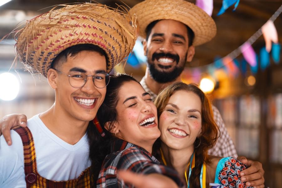 jovens felizes usando trajes de festa junina - festa inclusiva - diversidade Assaí Atacadista