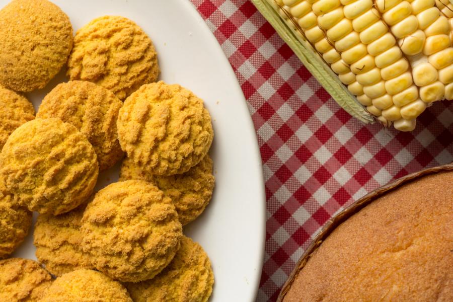 mesa com doces juninos incluindo biscoitos de festa junina - Assaí Atacadista