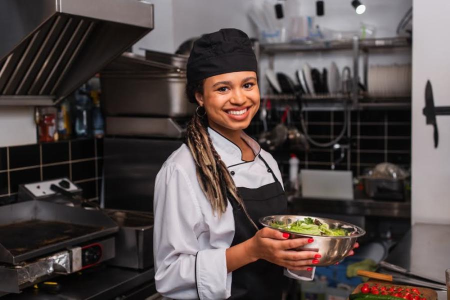 mulher negra empreendedora alimenticia em um restaurante - Prêmio Academia Assaí 2024 - Assaí Atacadista