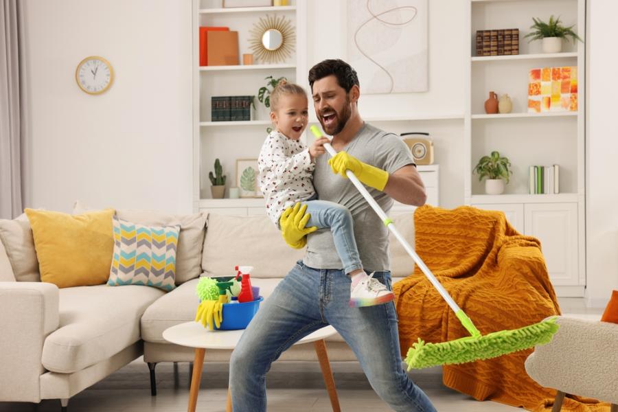 pai e filha brancos brincando e limpando a casa com produtos de limpeza - Festival de Limpeza Assaí Atacadista