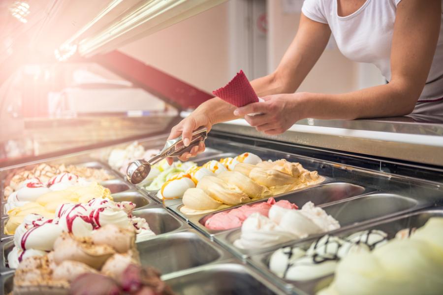 pessoa pegando sorvete em uma sorveteria - dia do sorvete no assai atacadista