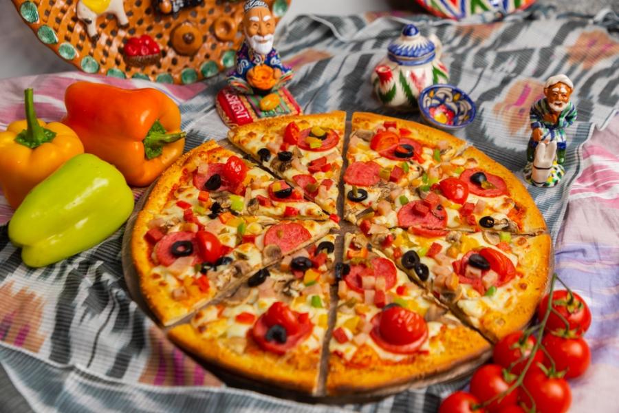pizza com vegetais e tomates - Assaí Atacadista