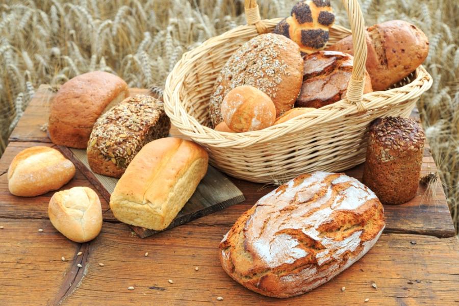 tipos diversos de pães em uma mesa - tendências de panificação - Assaí Atacadista