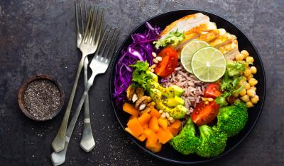 prato com alimentos equilibrados e saudaveis - alimentação saudavel - assaí atacadista