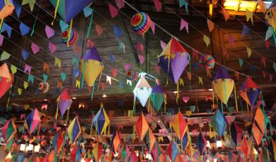 Balões, fitas e bandeirinhas de decoração para festa junina - Assaí Atacadista