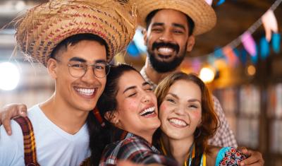 jovens felizes usando trajes de festa junina - festa inclusiva - diversidade Assaí Atacadista