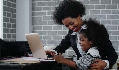 mãe negra empreendedora com sua filha bebê - Assaí Atacadista