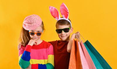 menino e menina fazendo pose com óculos de sol, orelha de coelho e sacolas de compras - crianças na páscoa - assaí atacadista