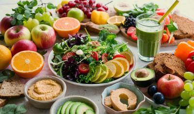mesa repleta de frutas com um prato de verduras no centro - frutas e verduras - Assaí Atacadista