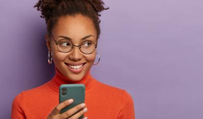 mulher negra com celular app - App Meu Assaí