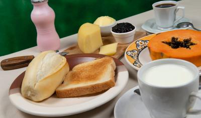 mesa com alimentos de café da manhã para o carnaval - assaí atacadista