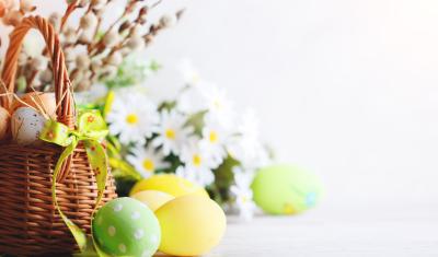cesta com ovos decorados para a Páscoa - curiosidades da páscoa - assaí atacadista