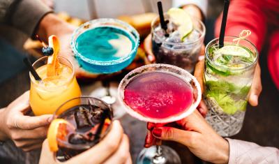 pessoas brindando com drinks coloridos - bebidas para o carnaval - assaí atacadista