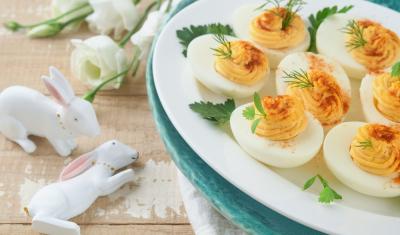 prato com ovos e especiarias e decorações de coelho - receitas salgadas para a pascoa - assaí atacadista