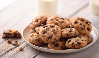 prato com cookies biscoitos com gotas de chocolate - Assaí Atacadista - receitas de micro-ondas