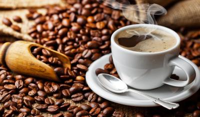 xícara de café com grãos do lado - mitos sobre o café - Assaí Atacadista