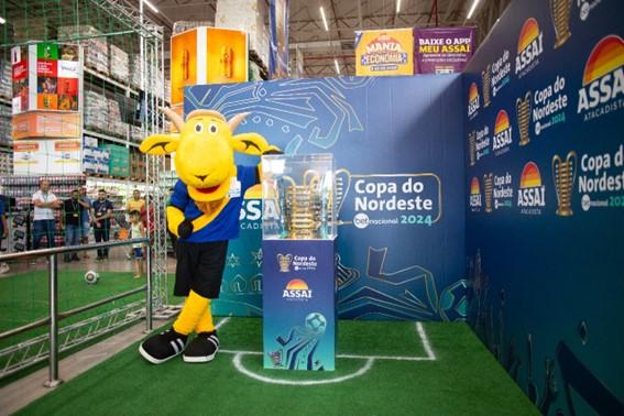 Ativação de visita da taça da Copa do Nordeste em uma loja do Assaí Atacadista (Foto: Divulgação/Assaí Atacadista)